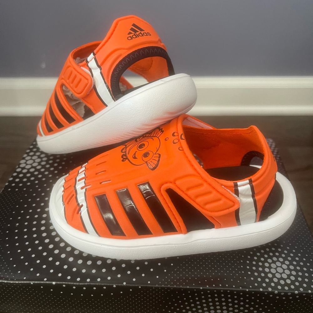 NWOT Finding Nemo Adidas sandals (size 7)